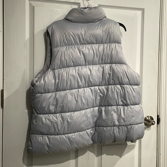 NWT women’s XXL Old Navy puffer vest - Picture 5 of 5